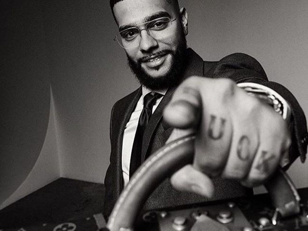 Тимати взялся за инструмент татуировщика