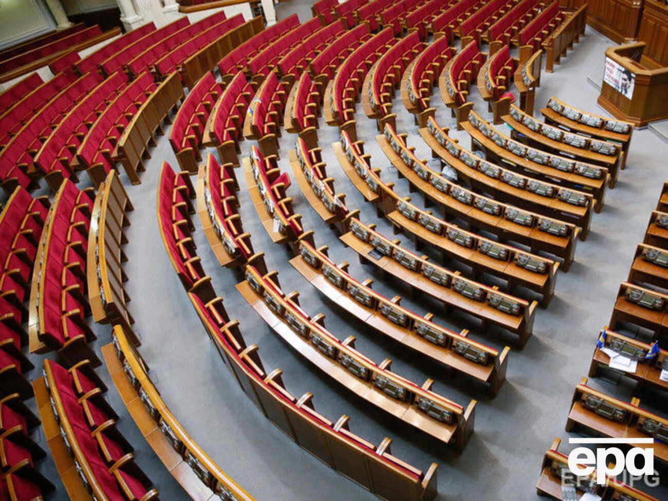 Многие депутаты отсутствовали в сессионном зале