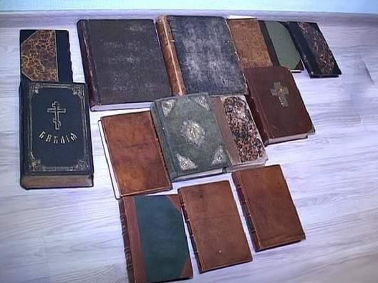 Среди других ценностей полиция нашла десятки икон и религиозных книг, датированных&nbsp;XIX веком