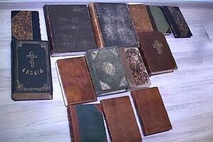 Среди других ценностей полиция нашла десятки икон и религиозных книг, датированных XIX веком
