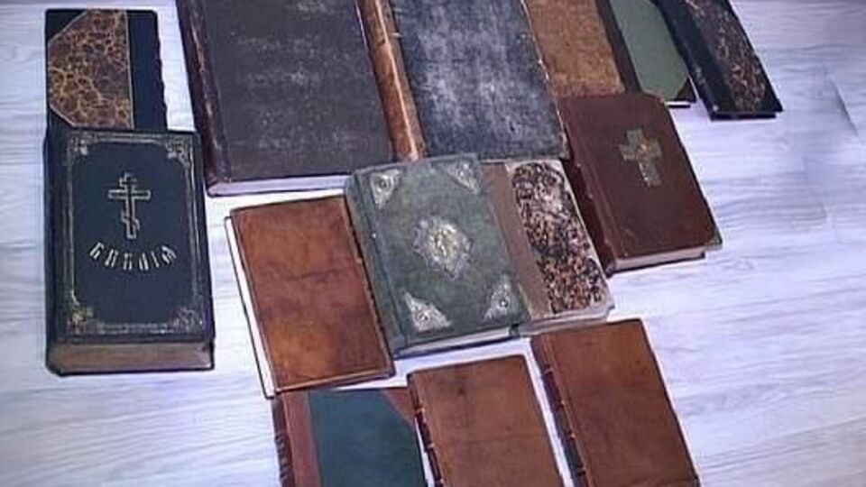 Среди других ценностей полиция нашла десятки икон и религиозных книг, датированных XIX веком