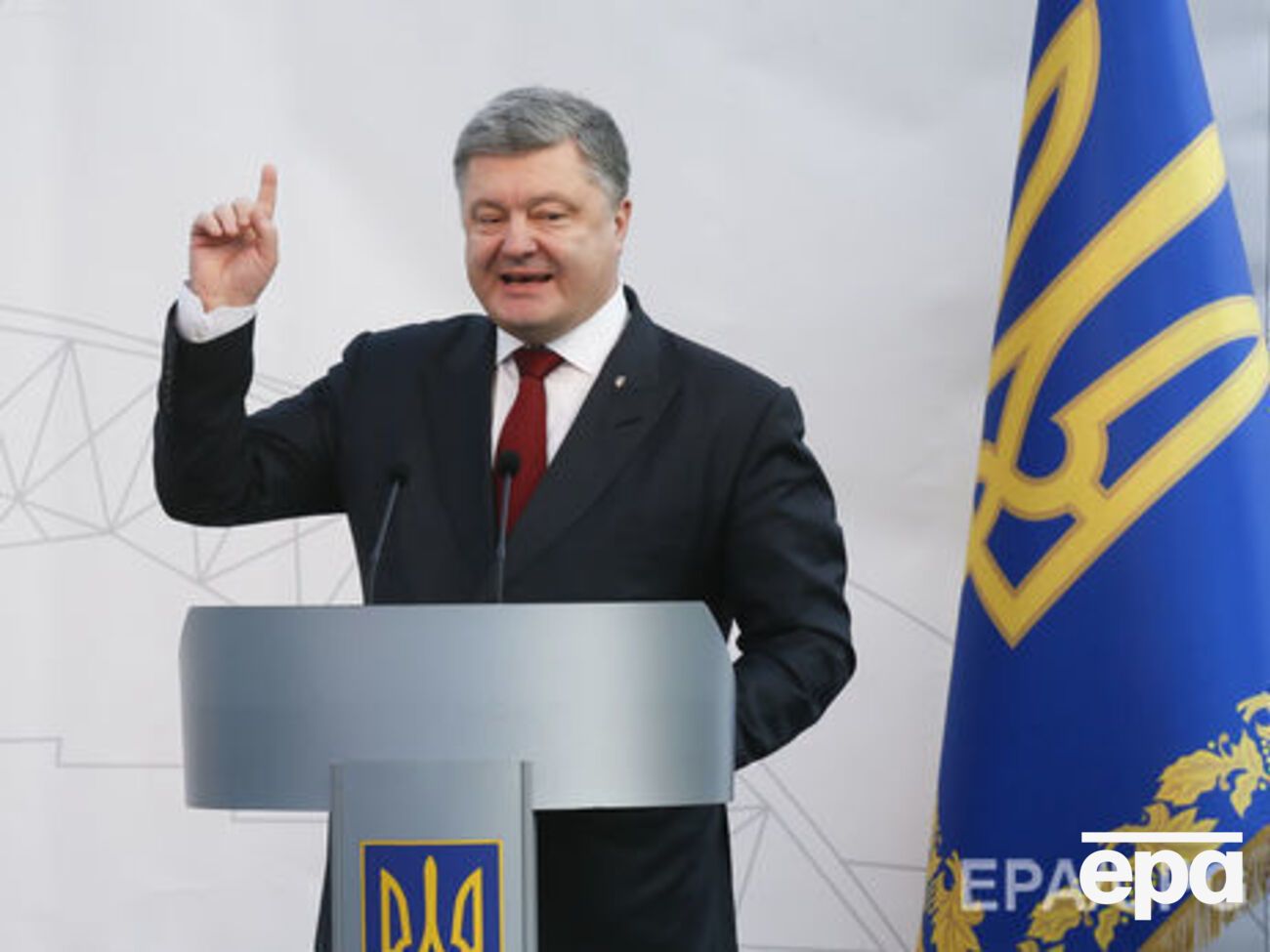 По информации издания, Порошенко мотивировал депутатов больше ходить на эфиры и отстаивать позиции политической силы