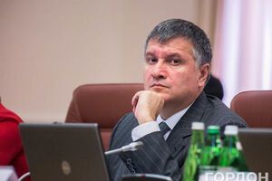 Аваков: Кроме картин и портретов Азарова, его пистолетов и сабель, есть и много интересных документов