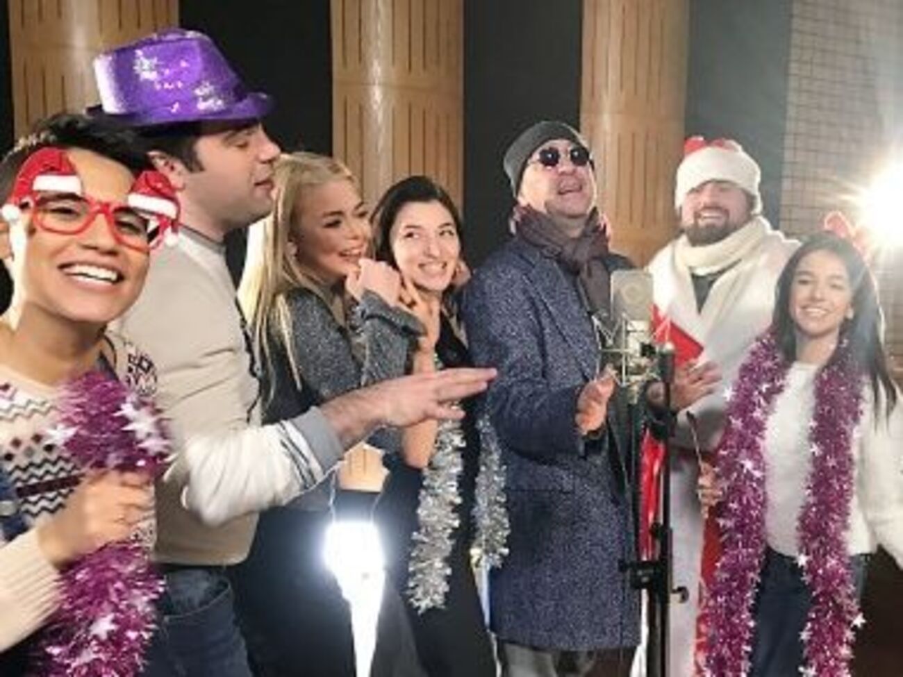 Лепс с артистами своего центра записал новогоднюю песню