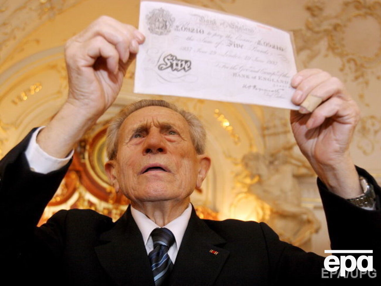 Бургер во время войны&nbsp;делал евреям фальшивые свидетельства о крещении, которые помогали избежать нацистского преследования