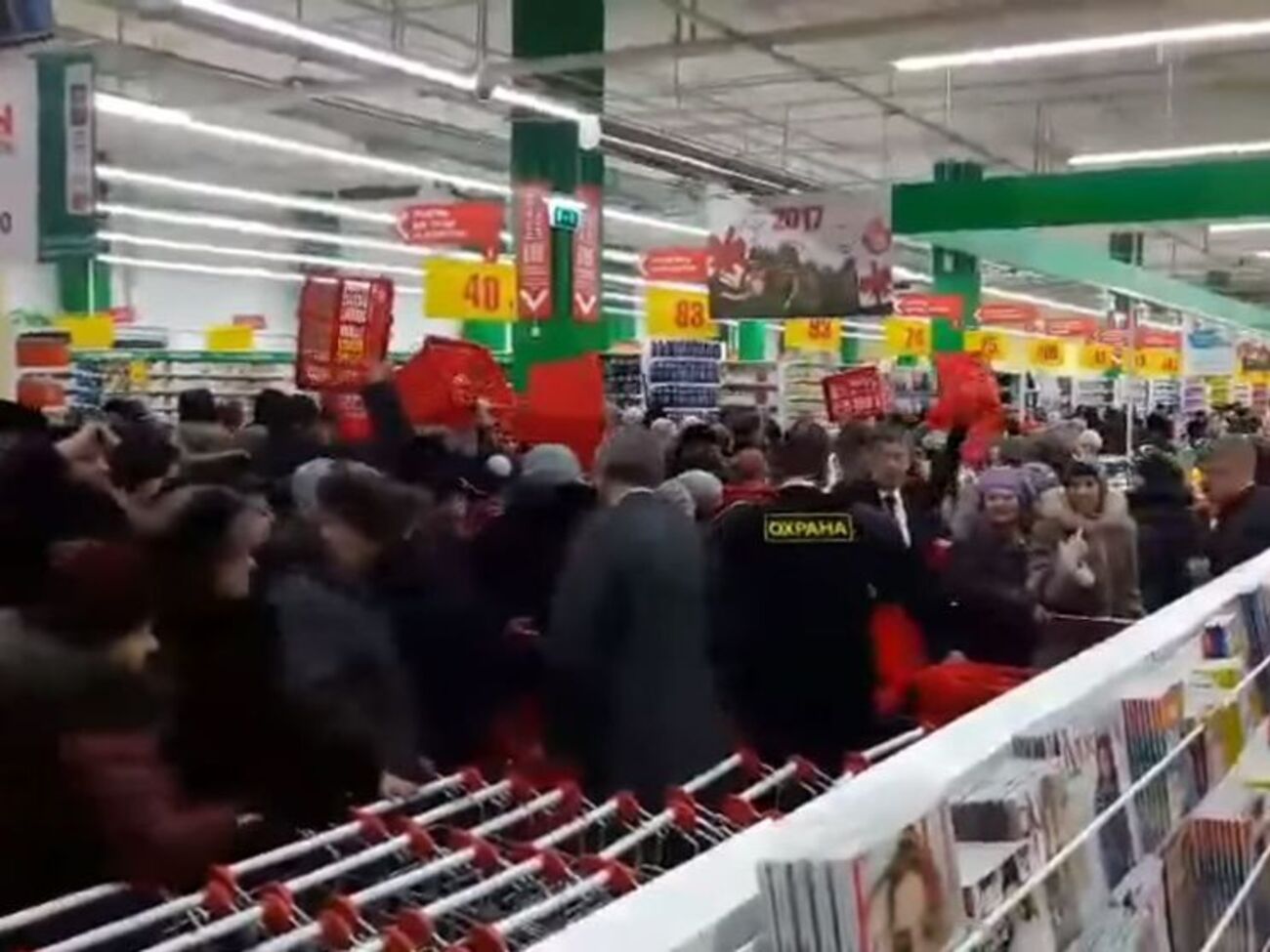 На открытие магазина пришли несколько тысяч горожан, сообщают местные СМИ