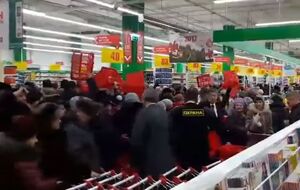 На открытие магазина пришли несколько тысяч горожан, сообщают местные СМИ