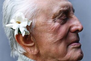 Отцу Майкла Дугласа исполняется 100 лет