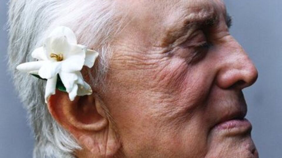Отцу Майкла Дугласа исполняется 100 лет