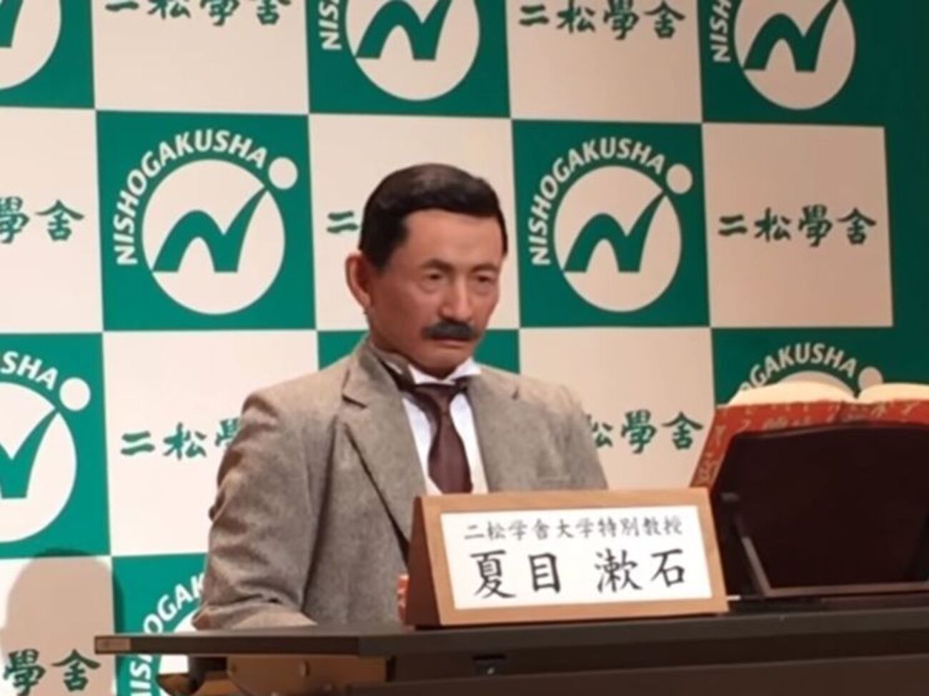 Робот поразительно похож на свой прототип