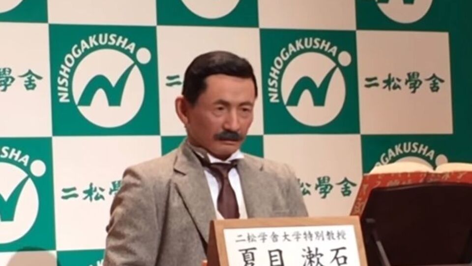 Робот поразительно похож на свой прототип