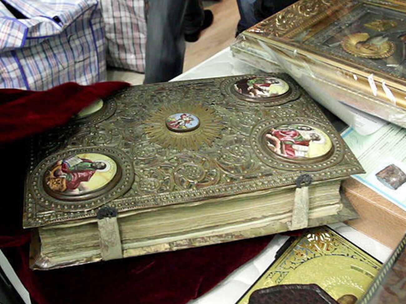 Чепинога:&nbsp;Примерно так обычный человек хранит в кладовке шапочку для душа, украденную в турецком отеле, лыжи "Мукачево" и ковер с лебедями