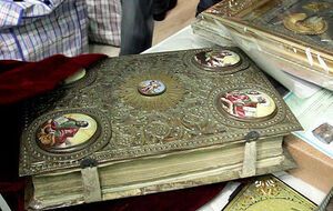 Чепинога: Примерно так обычный человек хранит в кладовке шапочку для душа, украденную в турецком отеле, лыжи "Мукачево" и ковер с лебедями