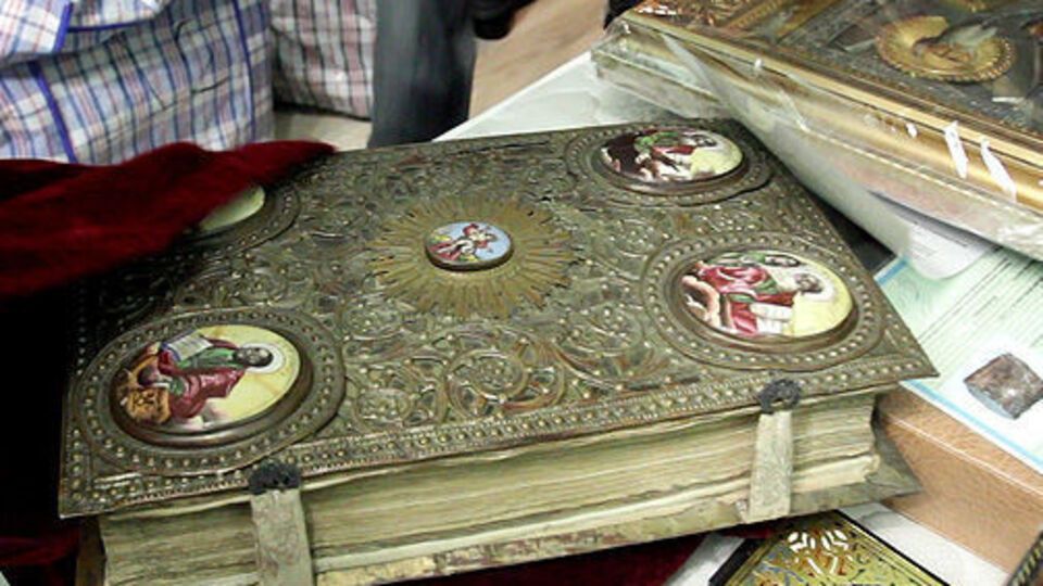 Чепинога: Примерно так обычный человек хранит в кладовке шапочку для душа, украденную в турецком отеле, лыжи "Мукачево" и ковер с лебедями