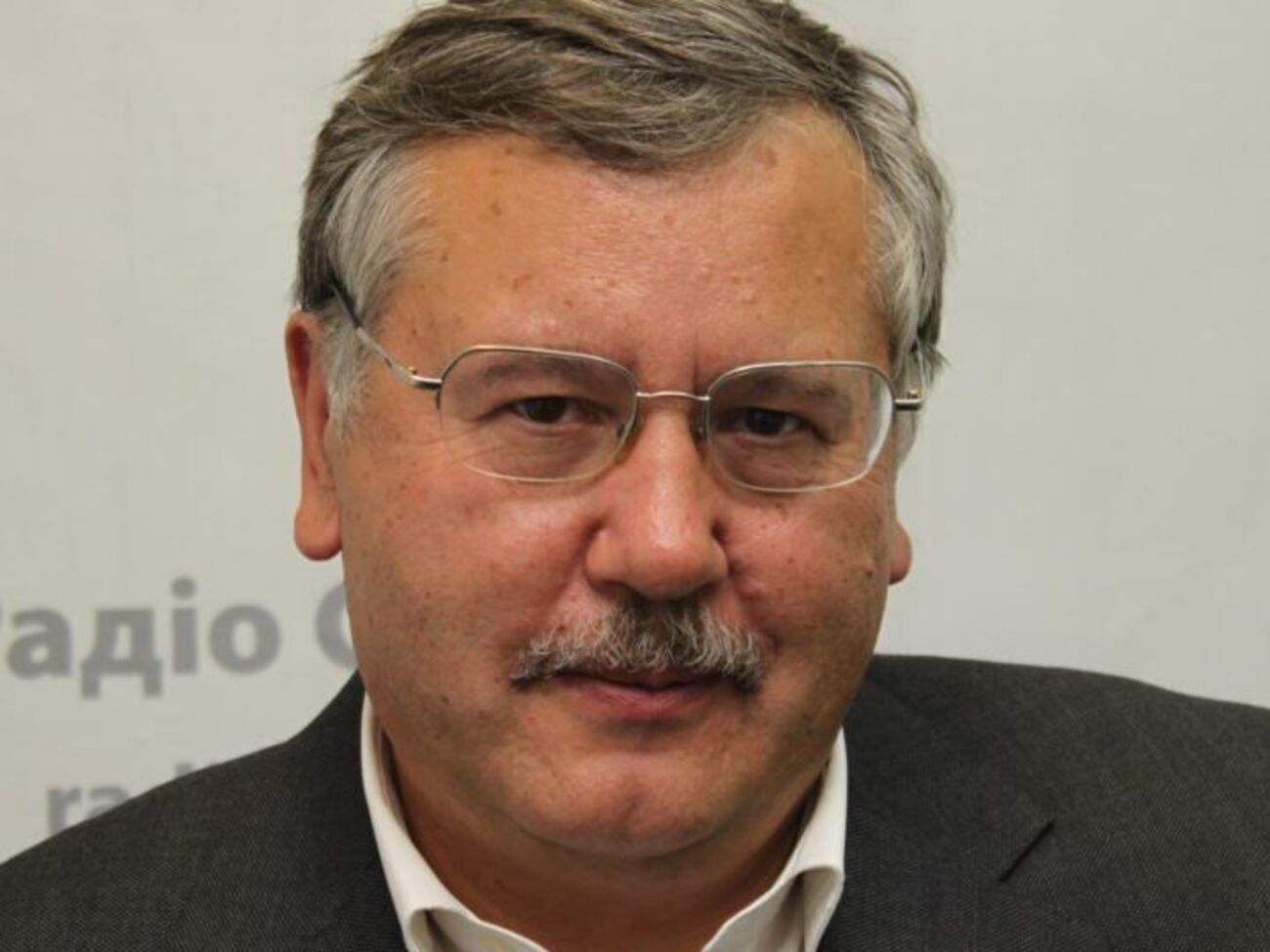 Гриценко: Теперь все, кто заходит в кабинет Порошенко, снимают часы