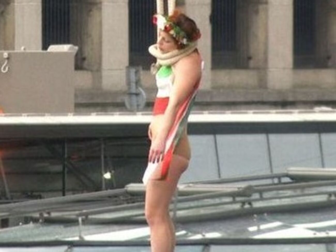 Активистка Femen повисла под парижским мостом в знак протеста против приезда Рухани. Фоторепортаж