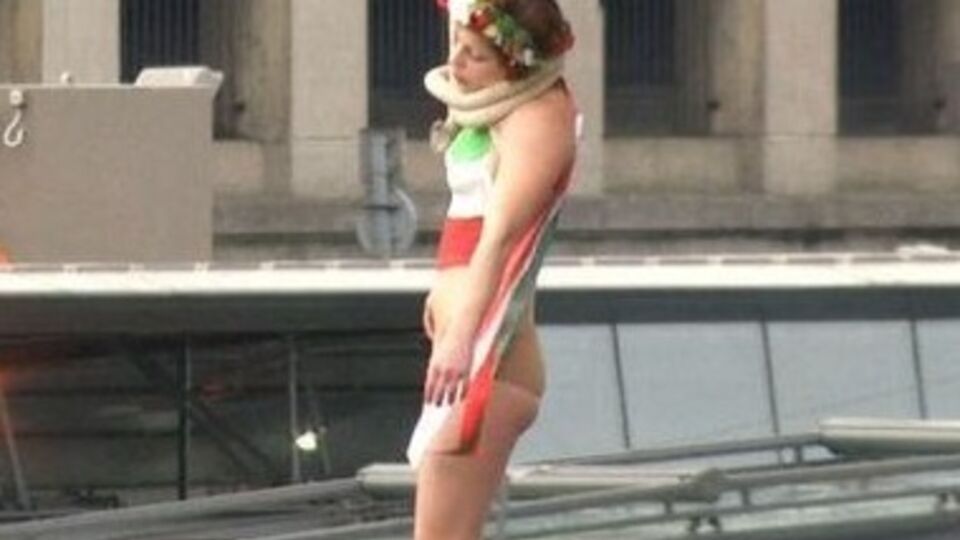 Активистка Femen повисла под парижским мостом в знак протеста против приезда Рухани. Фоторепортаж