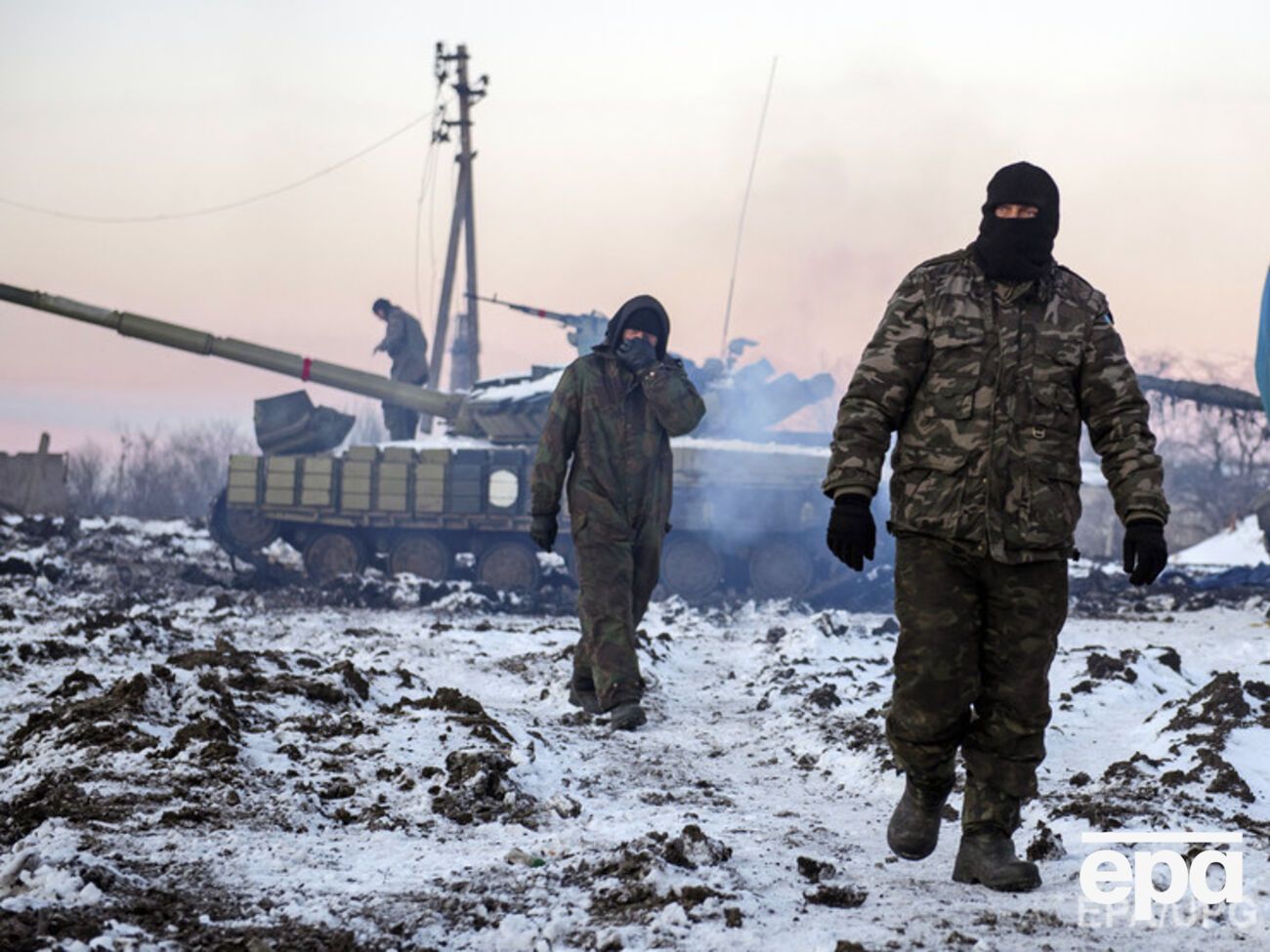 Украинские позиции обстреливают из тяжелого вооружения --- штаб