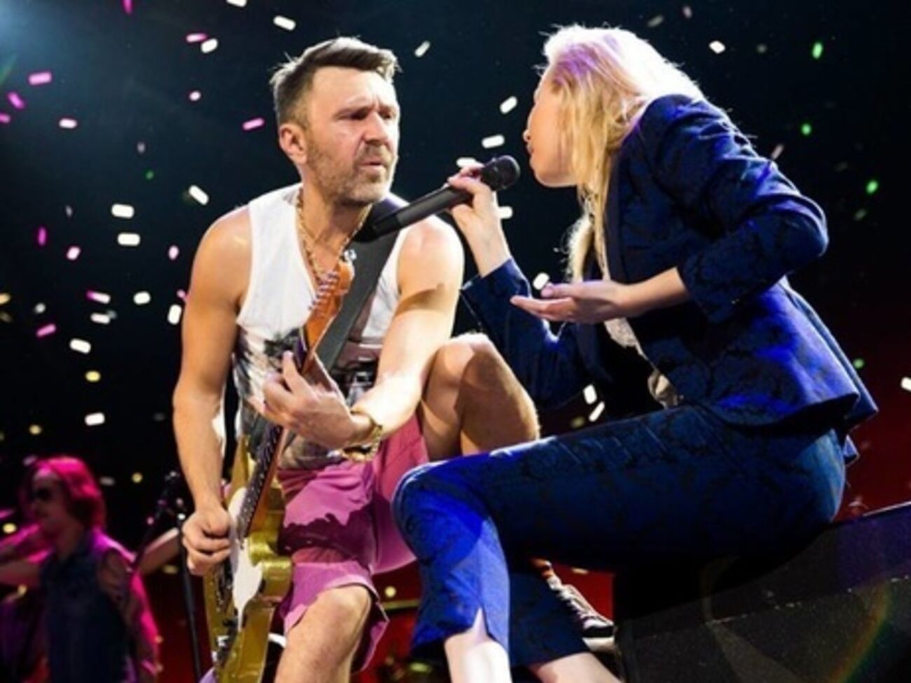 "На лабутенах": группа "Ленинград" исполнила "Экспонат" на "Первом канале", заменив слово "ох...ительные". Видео