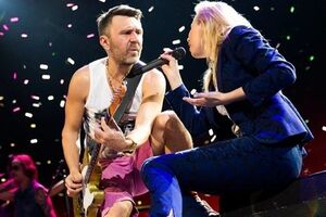 "На лабутенах": группа "Ленинград" исполнила "Экспонат" на "Первом канале", заменив слово "ох...ительные". Видео