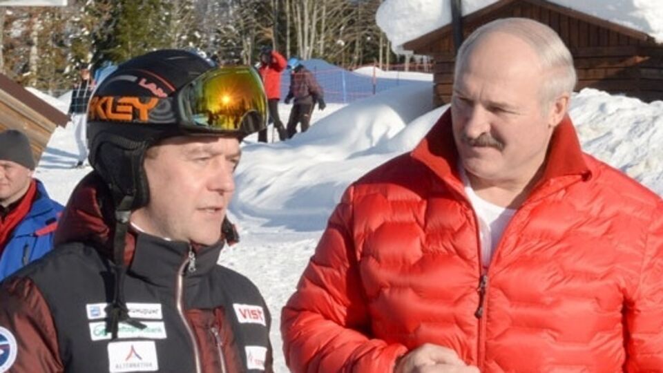 Президент Беларуси Александр Лукашенко и премьер-министр России Дмитрий Медведев договорились о совместных действиях по преодолению негативных экономических тенденций