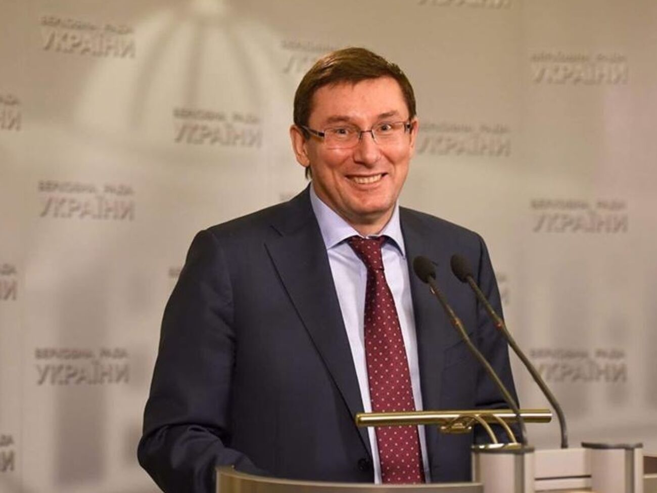 Луценко призывает предварительно утвердить изменения в Конституцию уже завтра