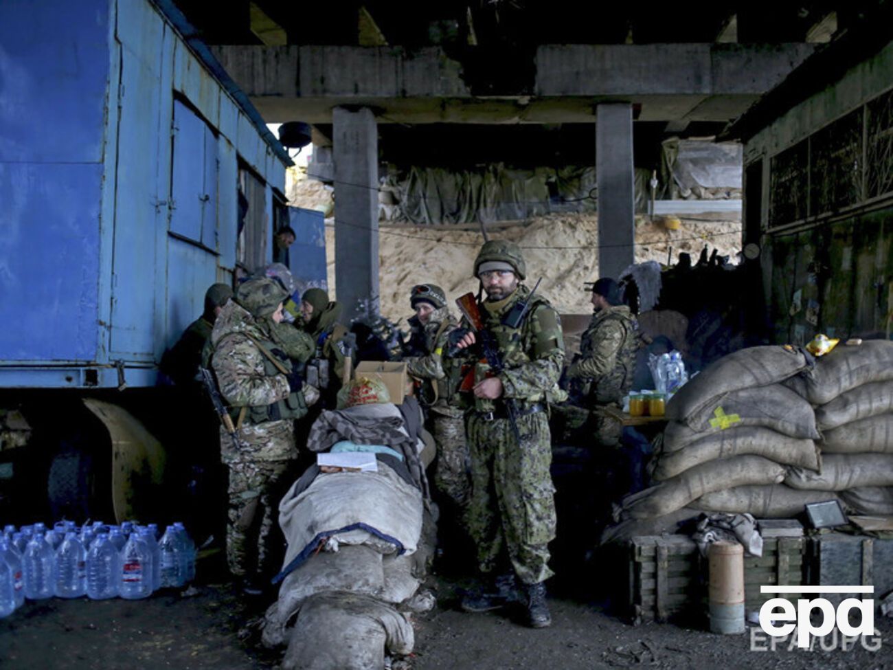 Украинские бойцы в Песках