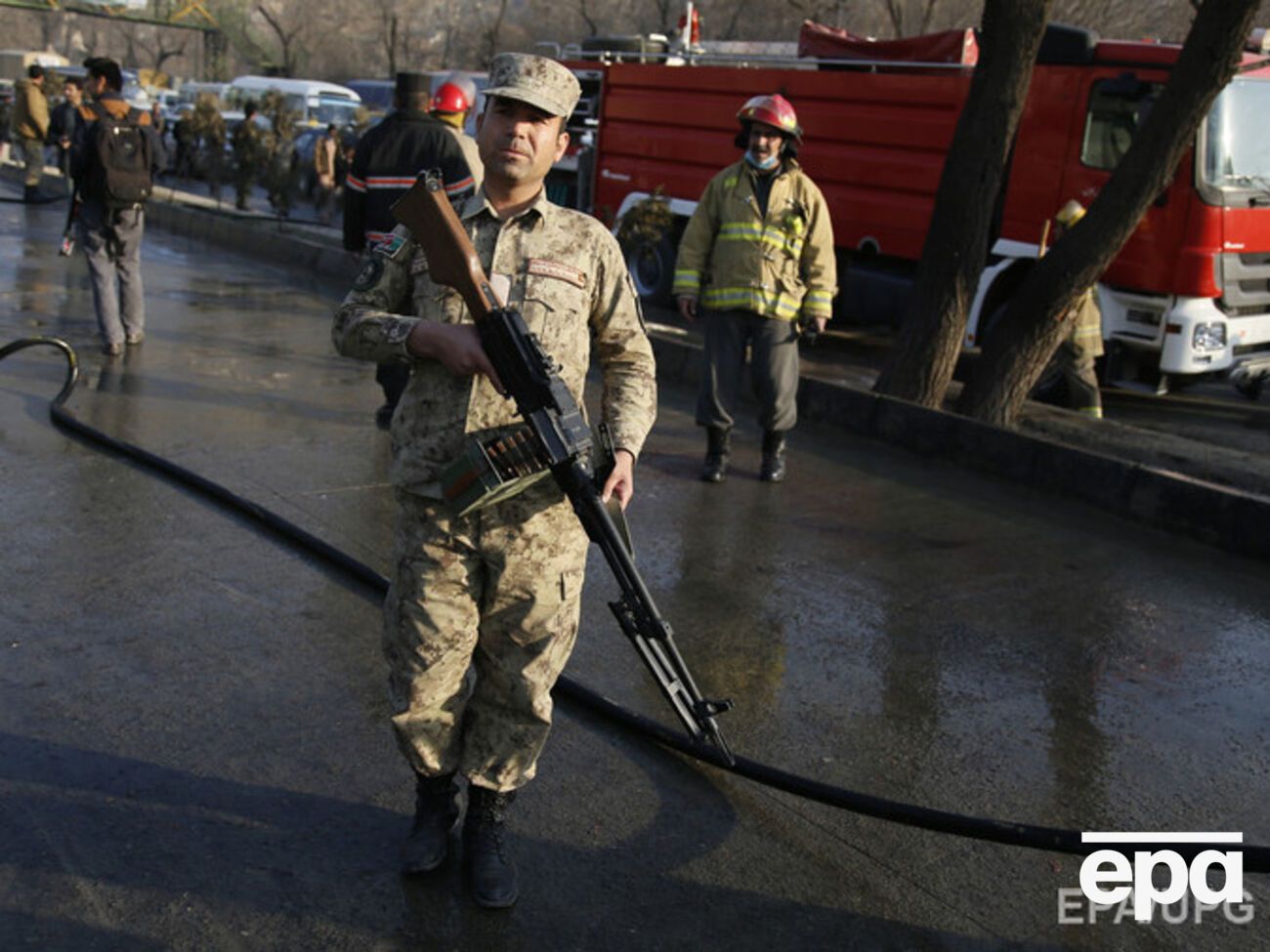 Военные и пожарные на месте взрыва в Кабуле