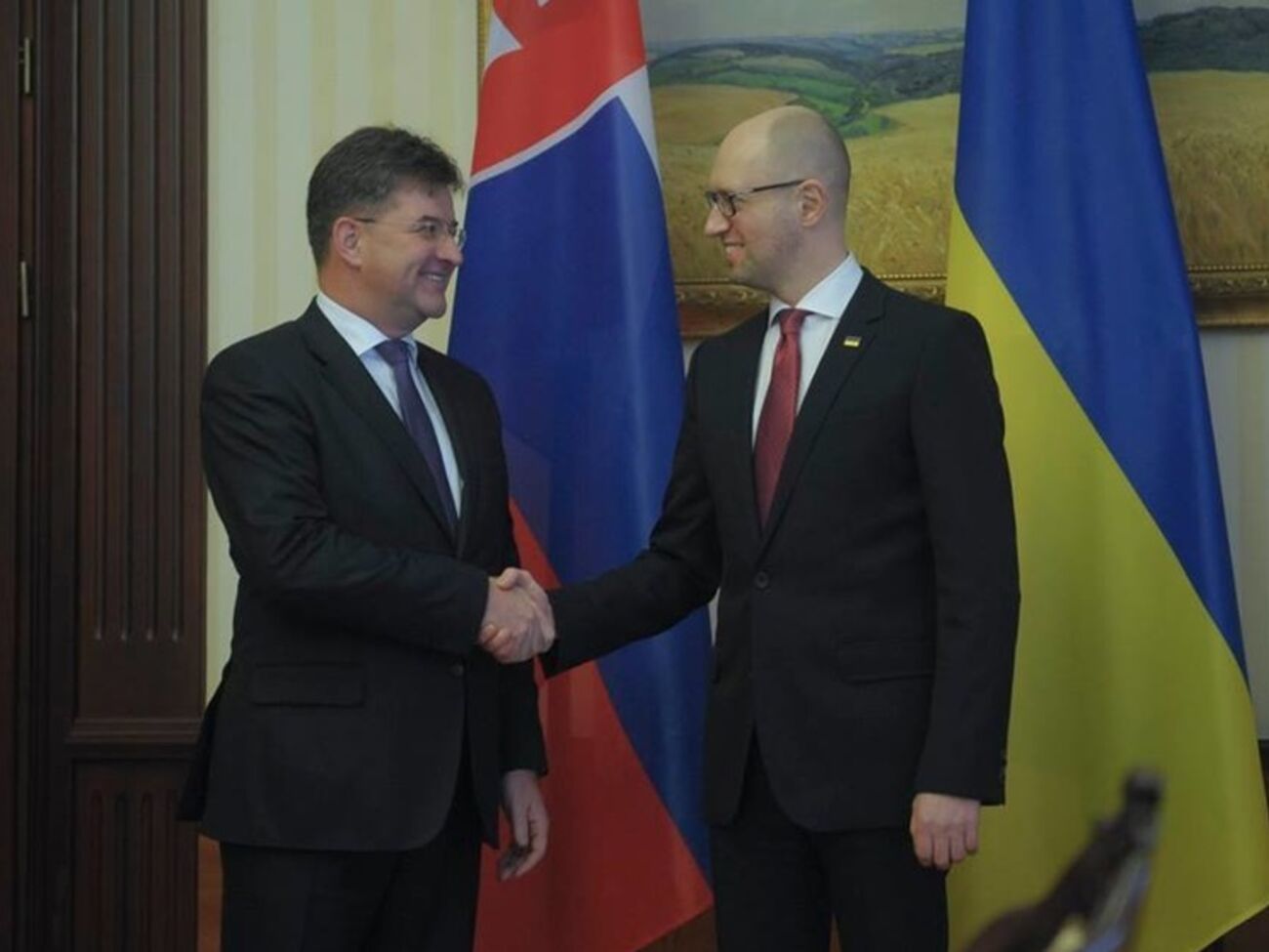 Премьер-министр Украины Арсений Яценюк (справа) с вице-премьером, министром иностранных дел и европейских вопросов Словакии Мирославом Лайчаком
