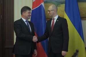 Премьер-министр Украины Арсений Яценюк (справа) с вице-премьером, министром иностранных дел и европейских вопросов Словакии Мирославом Лайчаком