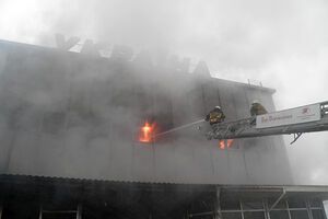Пожар бушевал несколько часов и был потушен лишь в 13.35