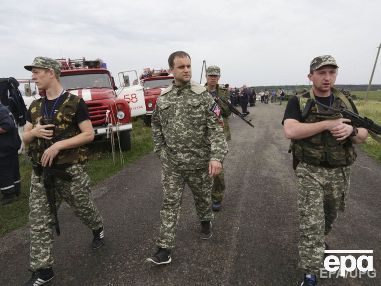 Губарев (по центру) получил "должность" от Захарченко
