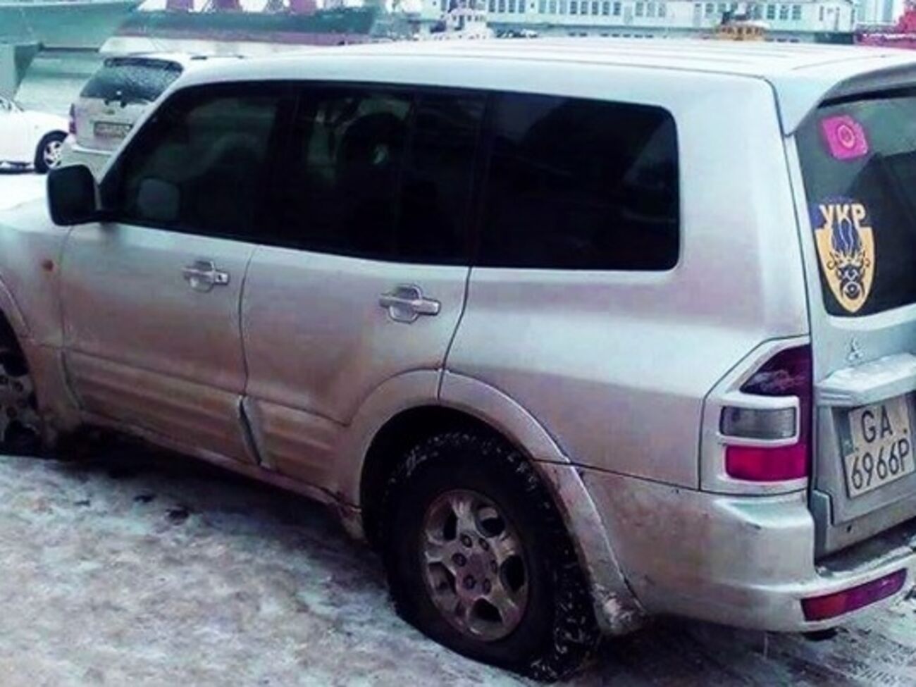 Машина нарушителей с простреленными колесами