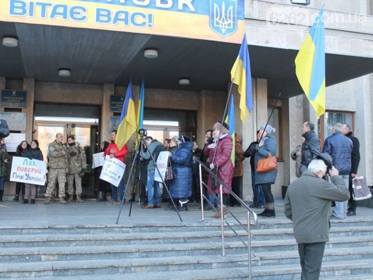 Активисты собирали у входа в горсовет Славянска подписи в поддержку трансляции гимна Украины на главной площади города