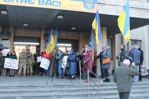 Активисты собирали у входа в горсовет Славянска подписи в поддержку трансляции гимна Украины на главной площади города