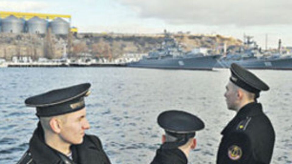 В результате подрыва микроавтобуса под Марьинкой погибли четыре человека. Фоторепортаж