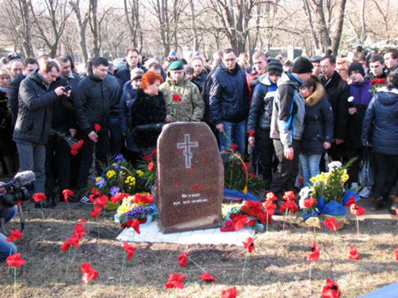 На митинг памяти жертв прошлогоднего обстрела Краматорска собрались несколько сотен горожан