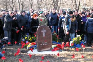 На митинг памяти жертв прошлогоднего обстрела Краматорска собрались несколько сотен горожан