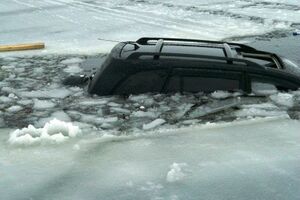 Водитель Lexus попытался переехать Днепр