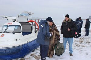 Рыбаки самостоятельно не могли добраться до берега