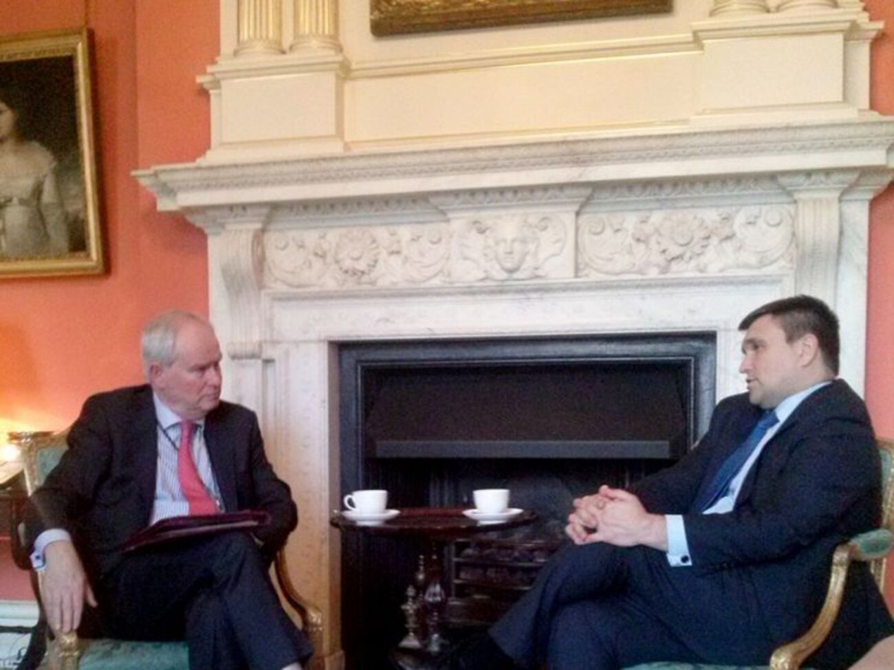 Министр иностранных дел Украины Павел Климкин (справа) с советником британского премьера по вопросам нацбезопасности&nbsp;Марком Лайллом Грантом