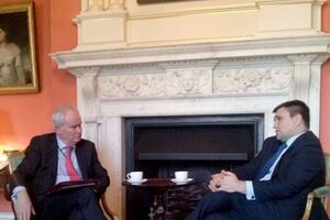 Министр иностранных дел Украины Павел Климкин (справа) с советником британского премьера по вопросам нацбезопасности Марком Лайллом Грантом