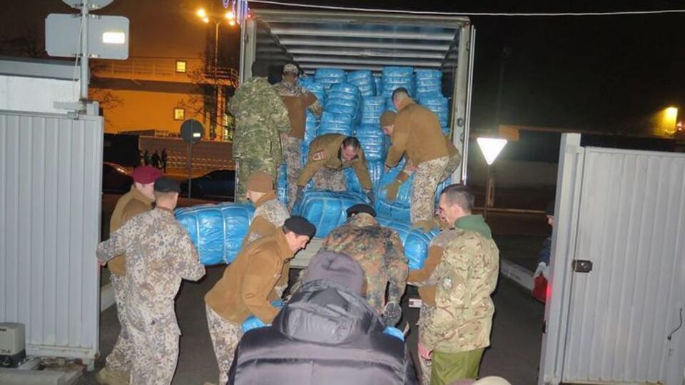 Латвийские военные передали украинским коллегам на Донбасс гуманитарную помощь