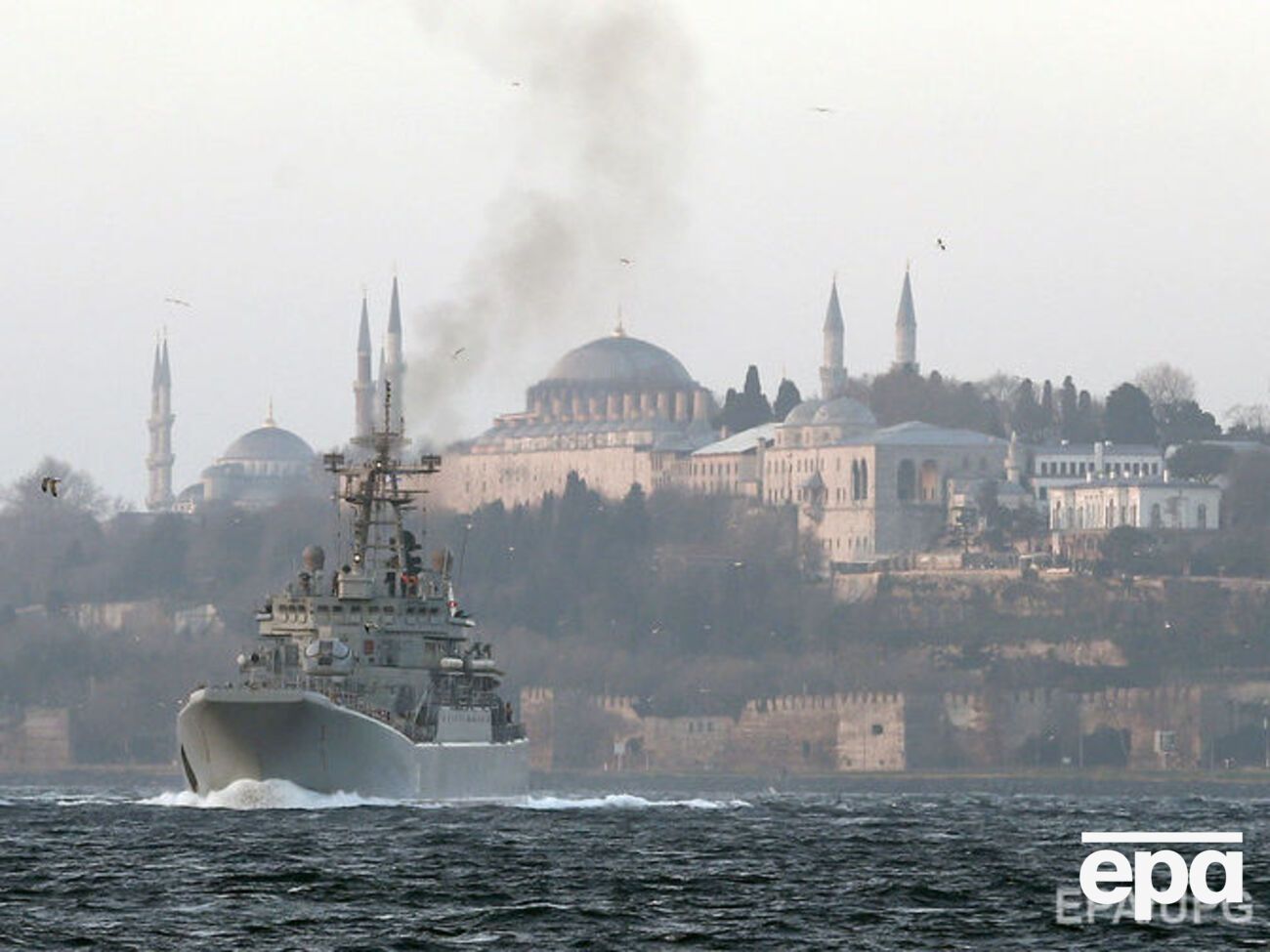 Российский военный корабль проходит пролив Босфор