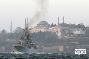 Российский военный корабль проходит пролив Босфор
