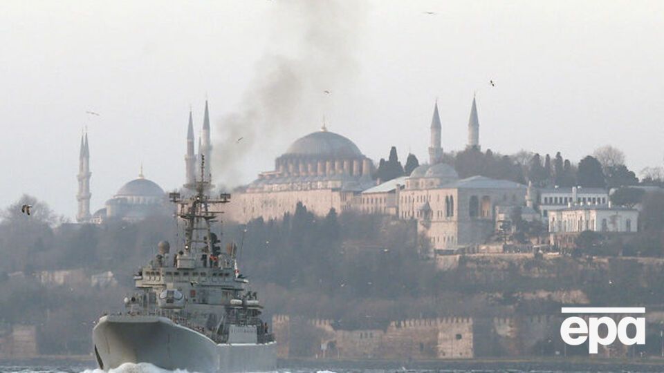 Российский военный корабль проходит пролив Босфор