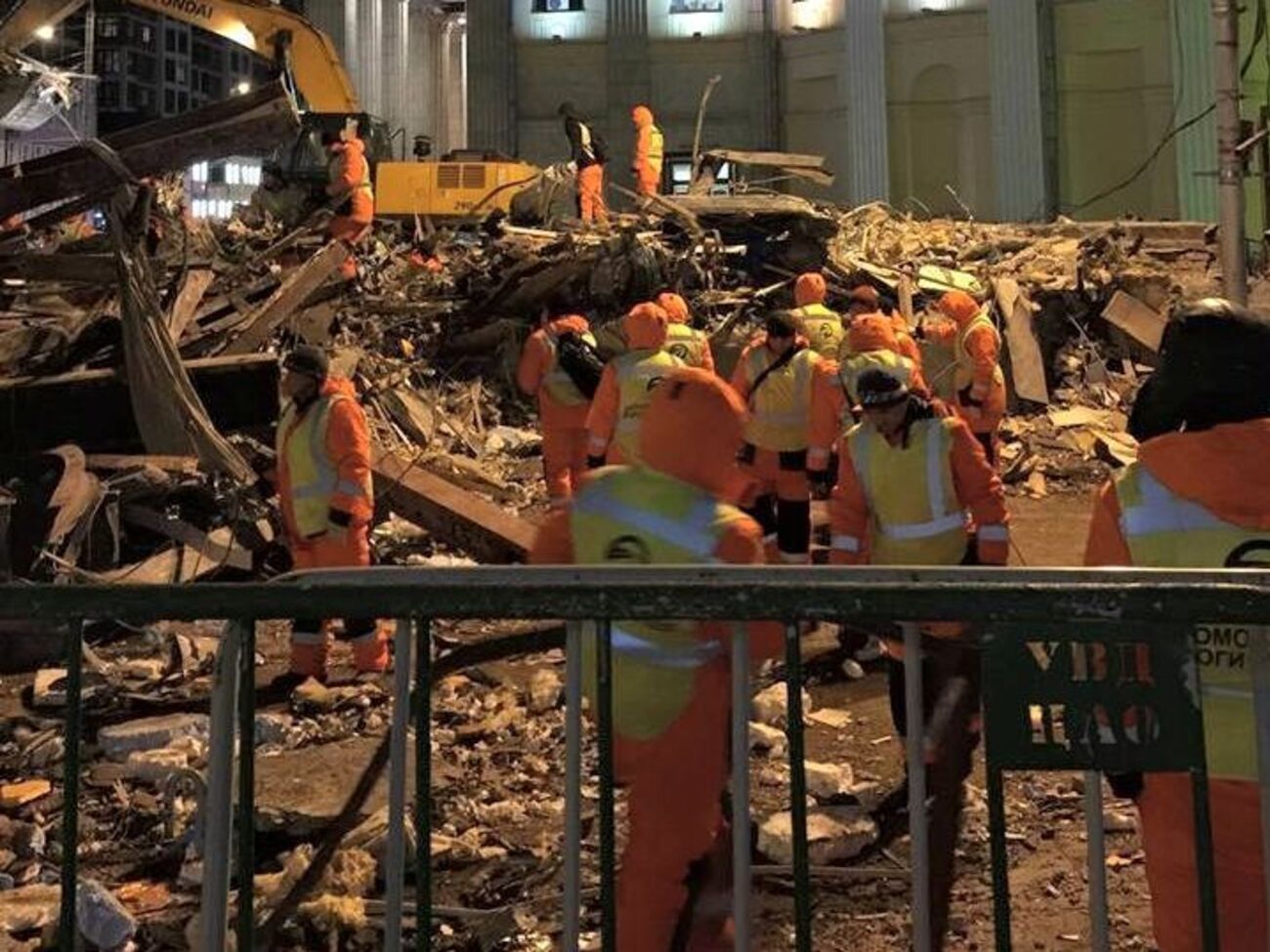 В Москве едва успели вывезти из разрушенного отделения банка документы клиентов