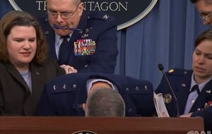 Военный упал в обморок на пресс-конференции