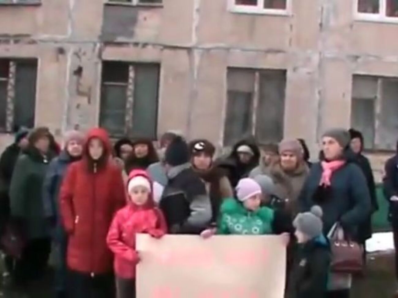 Инициативная группа вышла с плакатом "Собянин хочет нас убить"