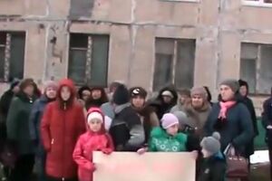 Инициативная группа вышла с плакатом "Собянин хочет нас убить"
